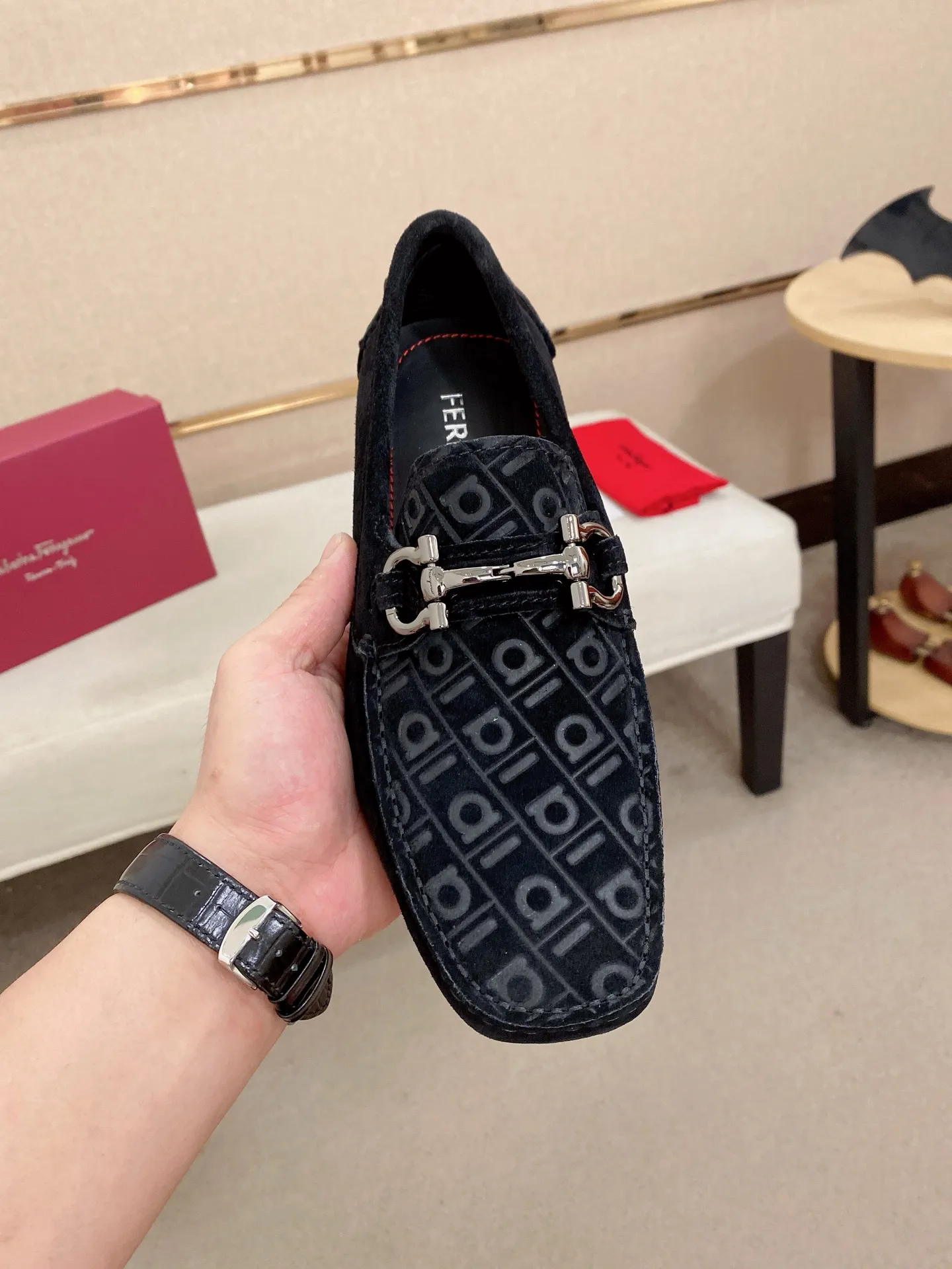 Men's shoes💰: 560💰High-end quality! Ferragamo🆕🆕Exclusive hot-selling products in stock🔥🔥New products on the shelves, high-quality Ferragamo men's pea shoes, high-end casual driving shoes, with complete packaging! 💪 💪 Material: Imported Niujing cowhide 🐂 + Imported high-quality water-dyed cowhide lining + wear-resistant outsole 👍🏻👍🏻 Features: High-end and comfortable, purely handmade 🚀 🚀 Create the perfect shoes that suit you best 🔥 🔥 Size: (38-44) 45 standard size can be customized!